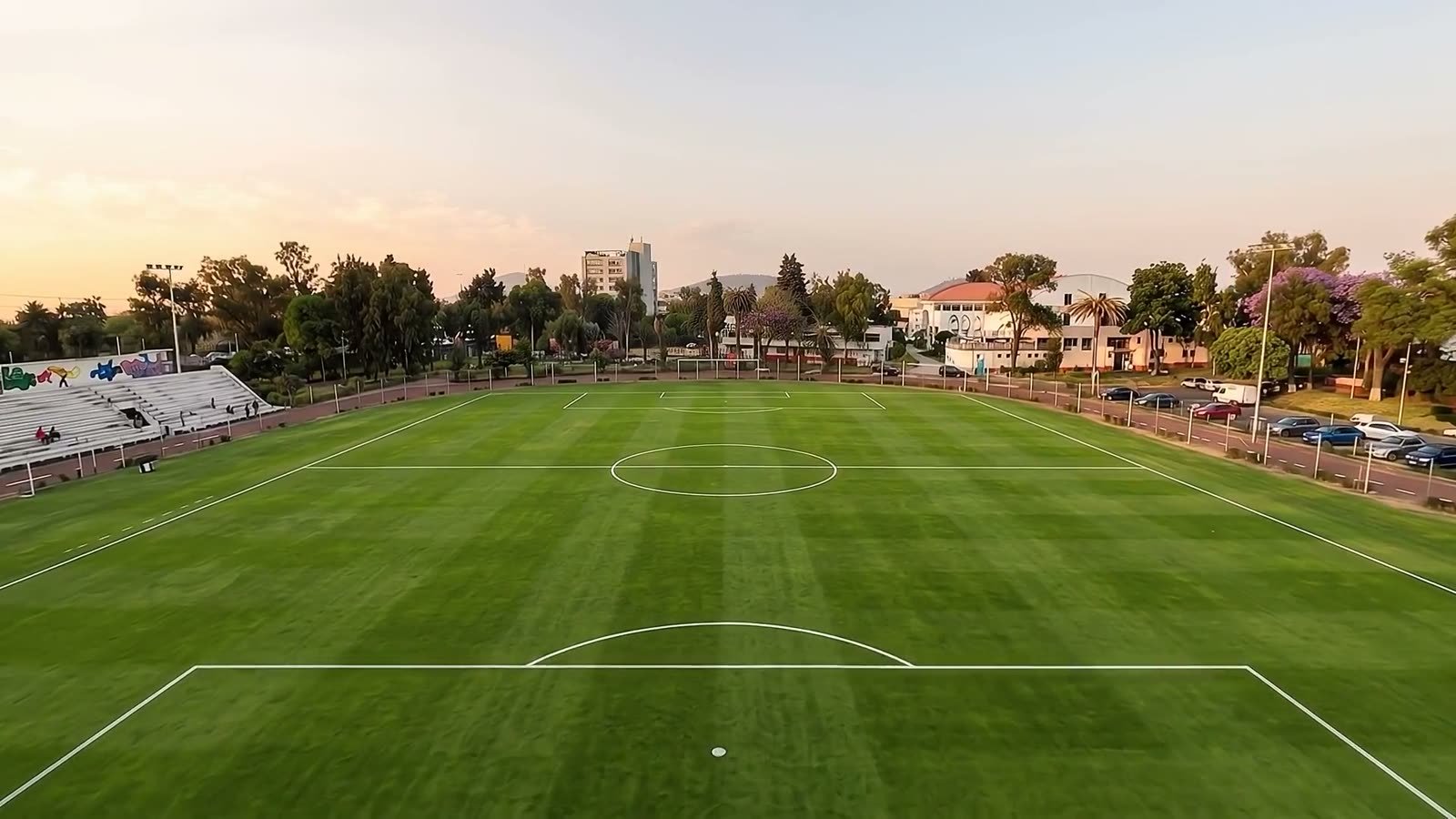 Campo de futbol del Deportivo 18 de Marzo al atardecer