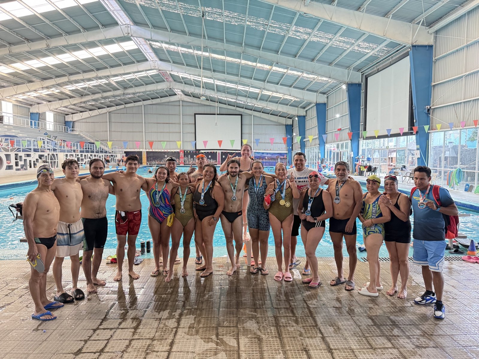 Integrantes de la comunidad de natación después de una competencia