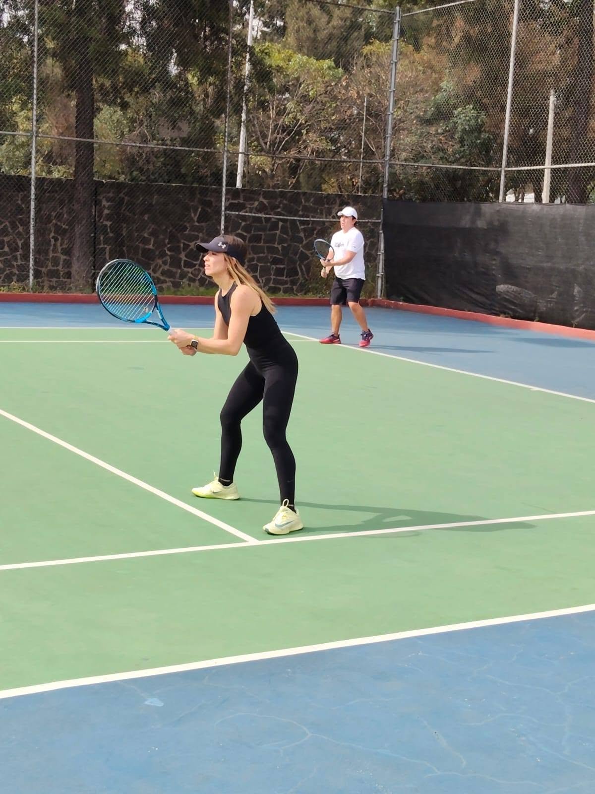 Jugadores preparados para recibir la pelota en una cancha del Club de Tenis